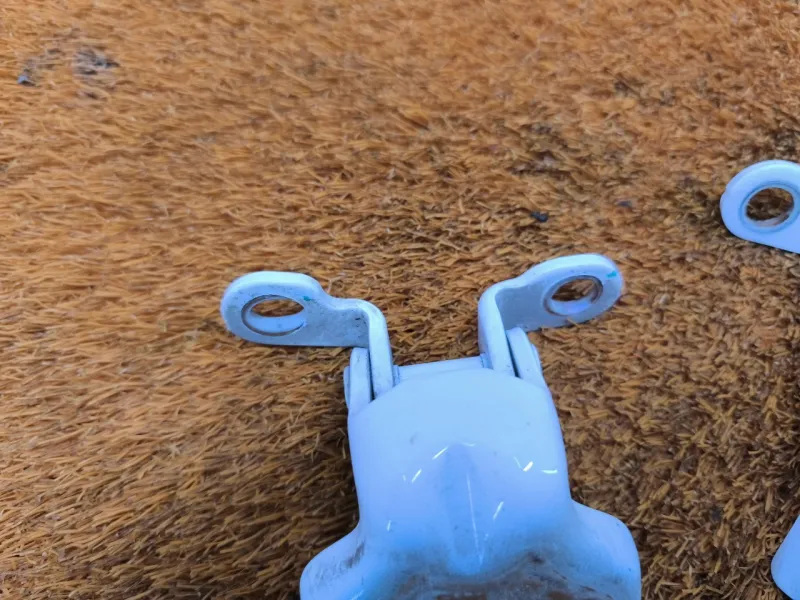 Петля двери