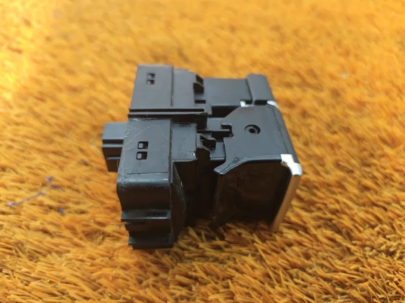 Кнопка стояночного тормоза