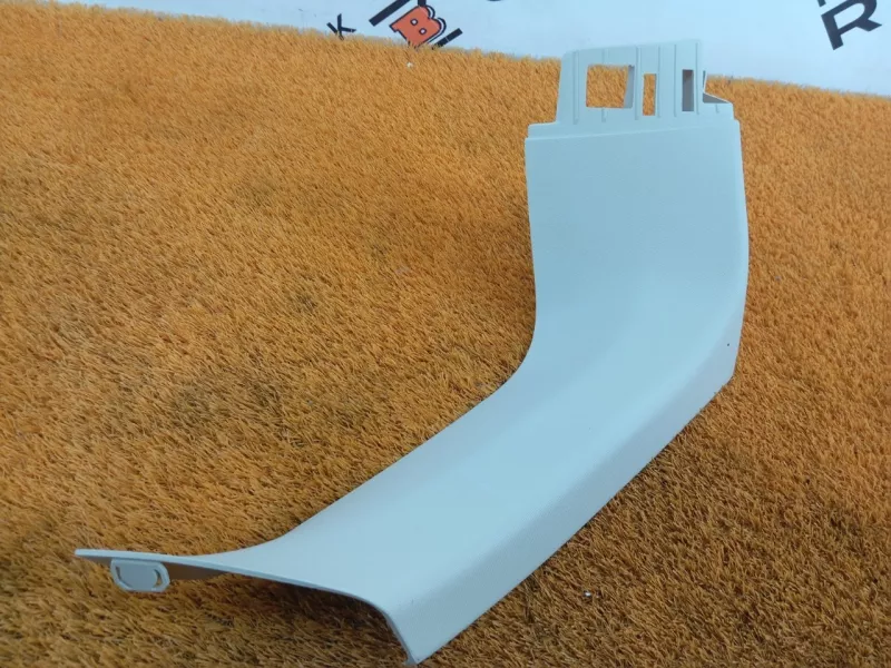 Обшивка двери багажника