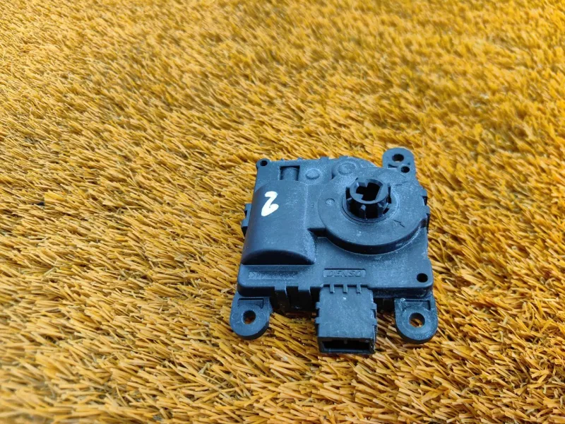 Сервопривод заслонок печки