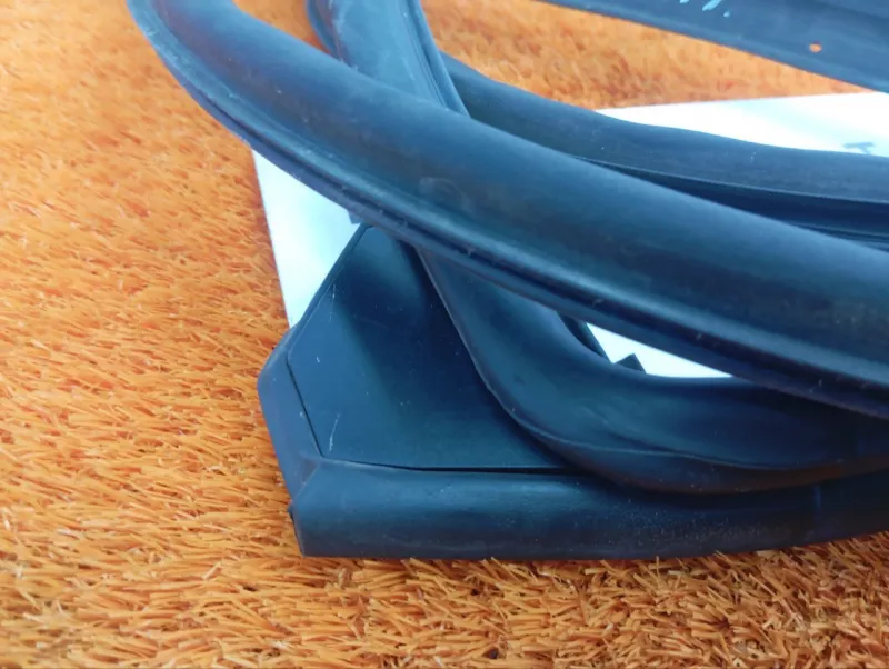 Уплотнитель двери