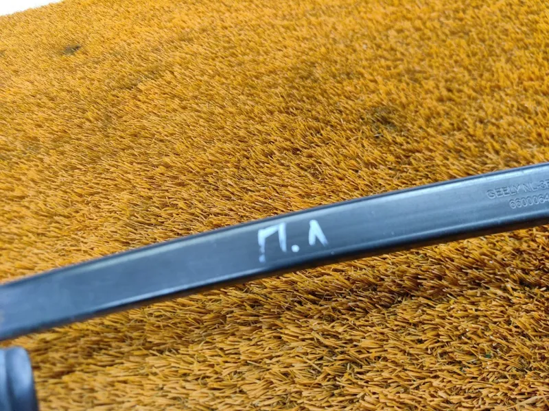 Направляющая стекла двери