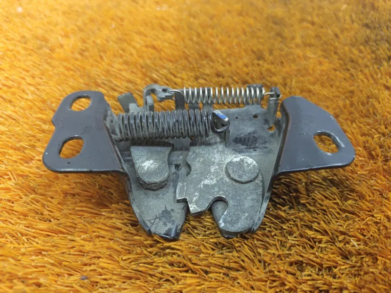 Замок капота