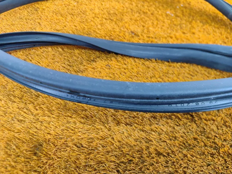 Уплотнитель проема двери