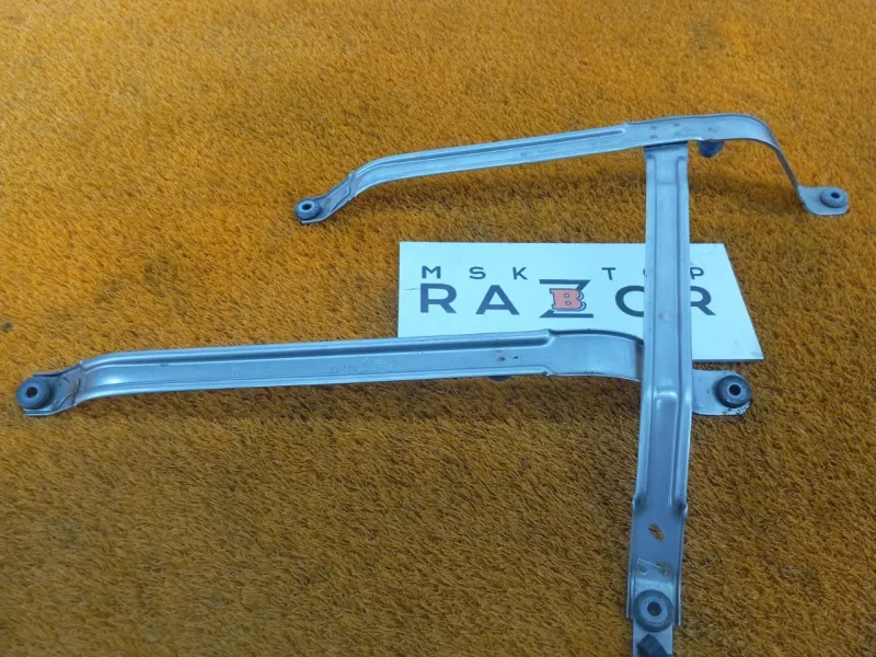 Крепление топливного бака