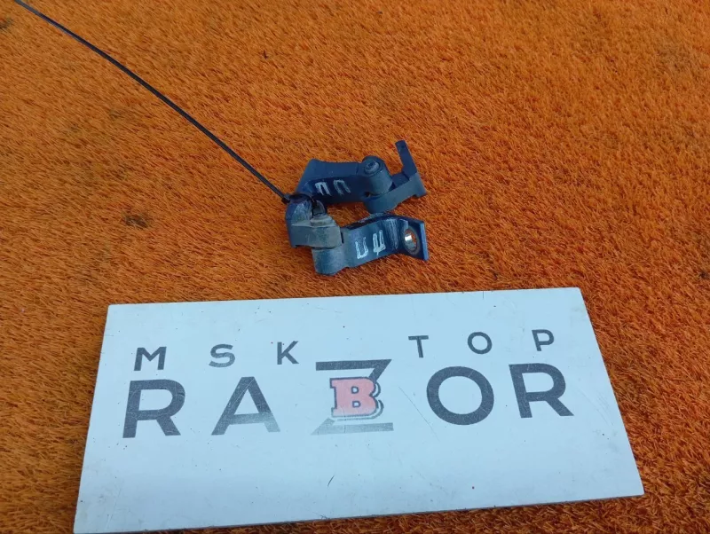 Петля двери