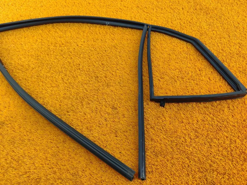 Уплотнитель стекла двери