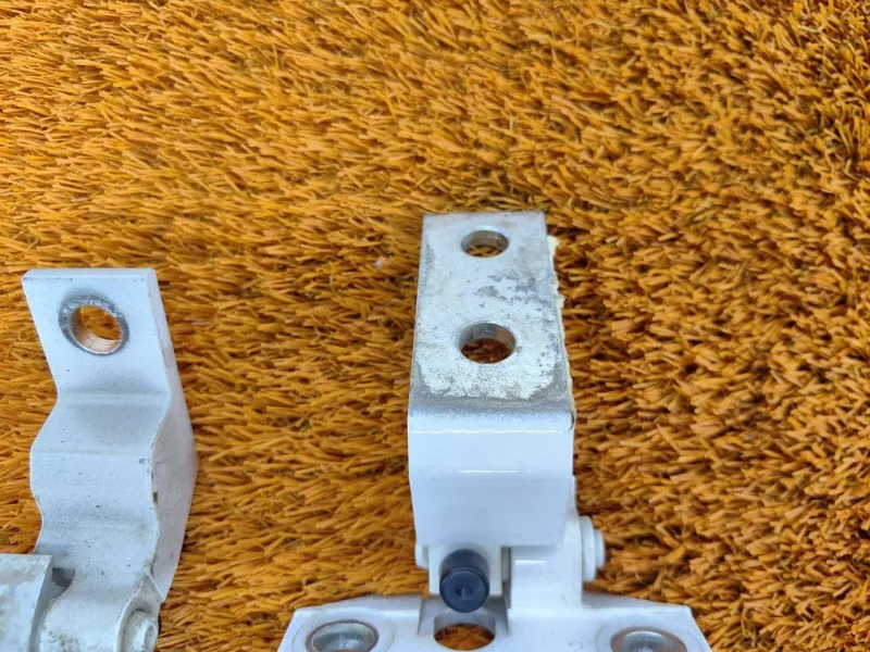 Петля двери