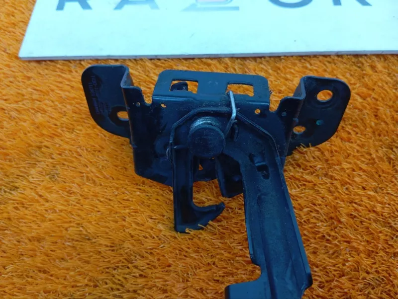 Замок капота