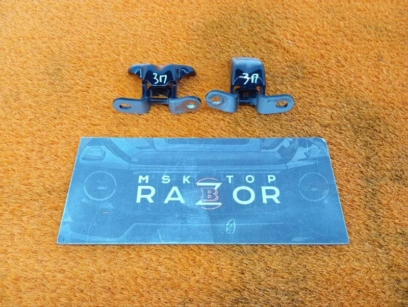 Петля двери