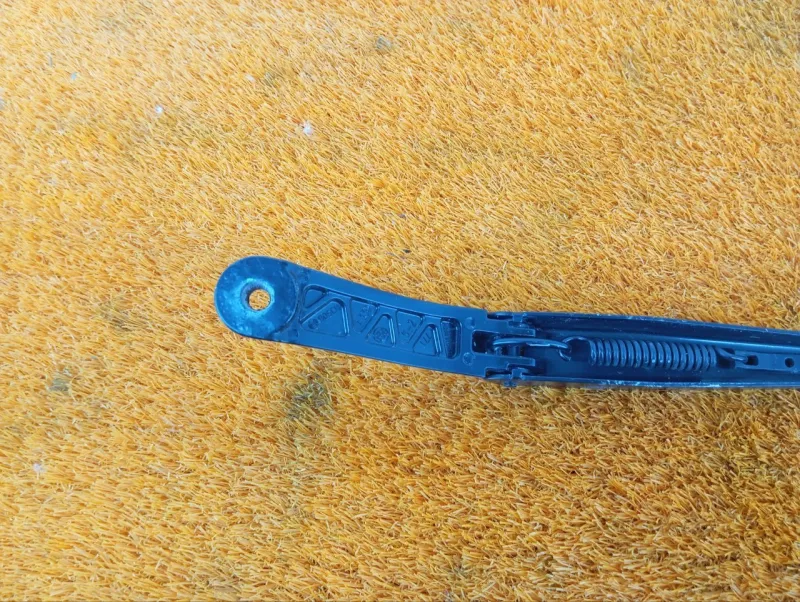 Поводок стеклоочистителя лобового стекла