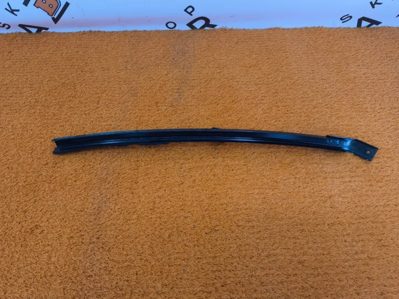 Направляющая стекла двери