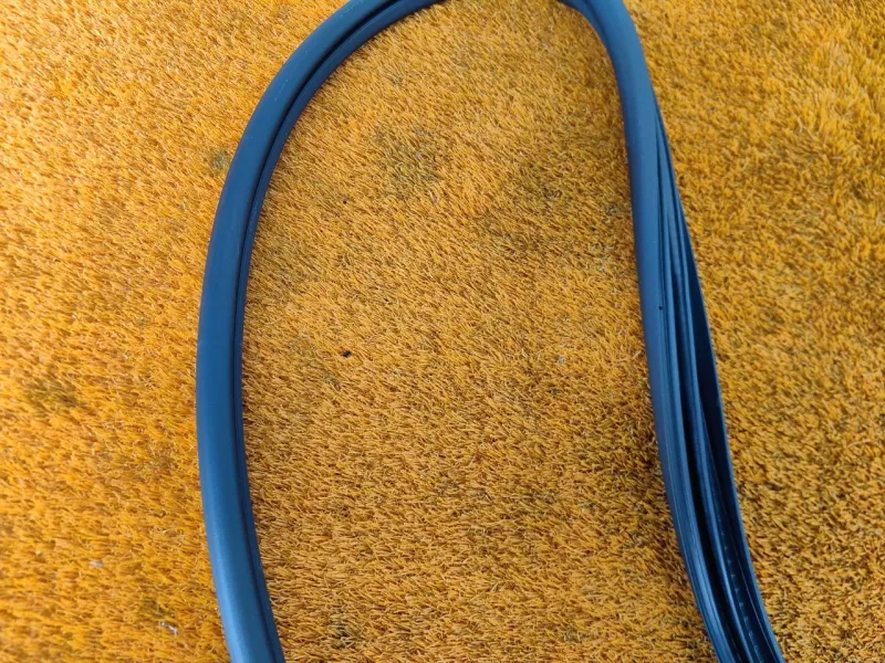 Уплотнитель проема двери