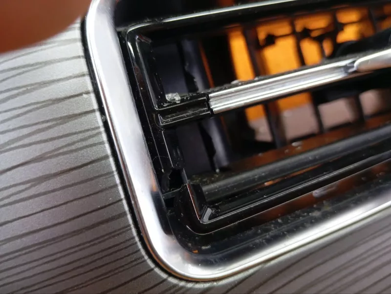 Декоративная накладка торпедо под дефлектор