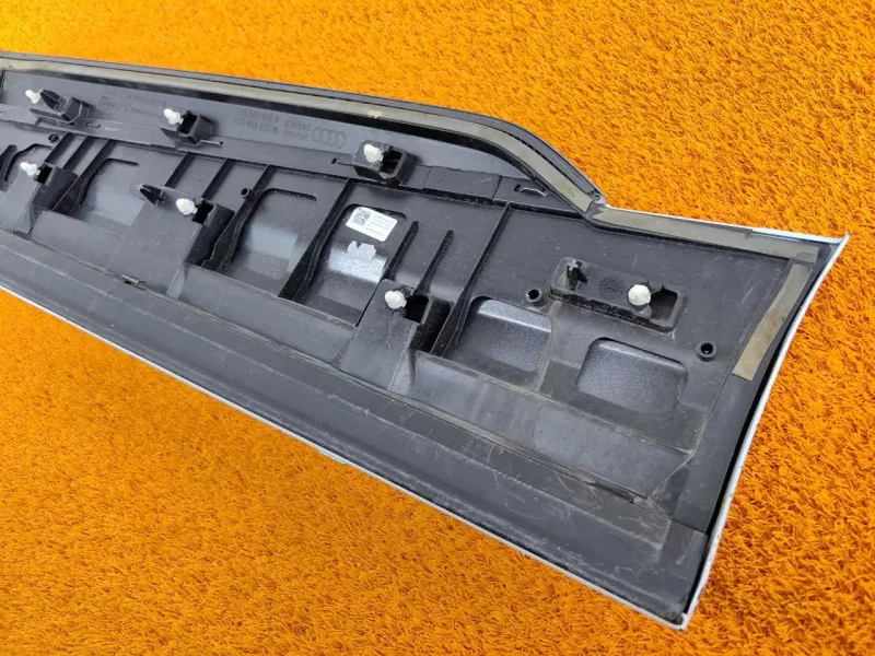 Накладка двери Audi Q7 2019 4M0853970F, задняя правая