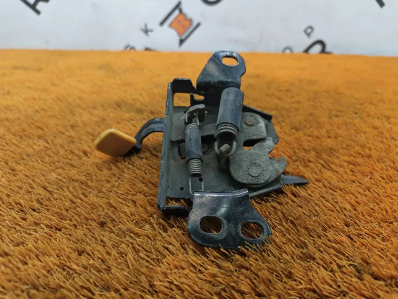 Замок капота