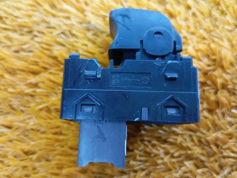 Кнопка стеклоподъемника