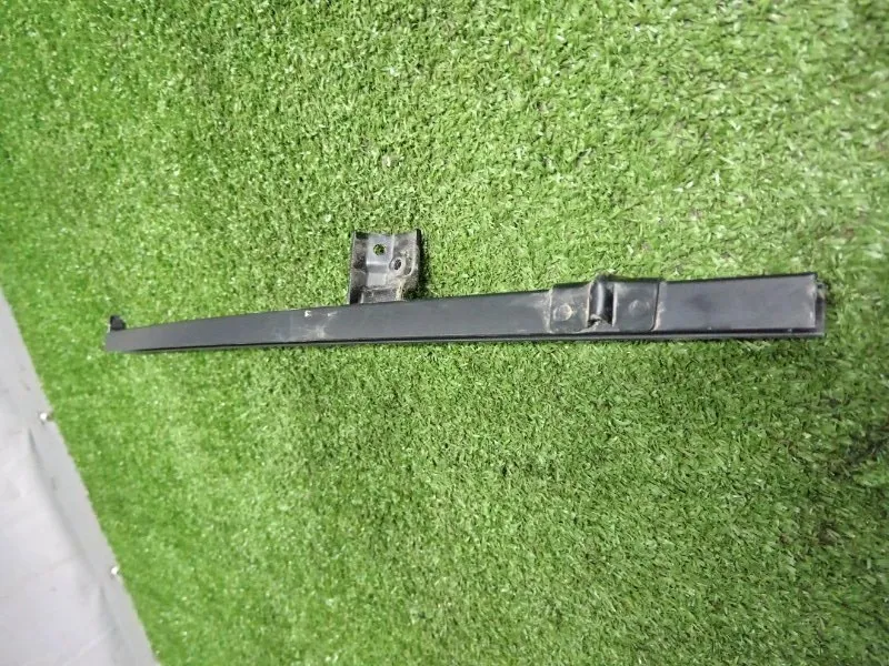 Направляющая стекла двери