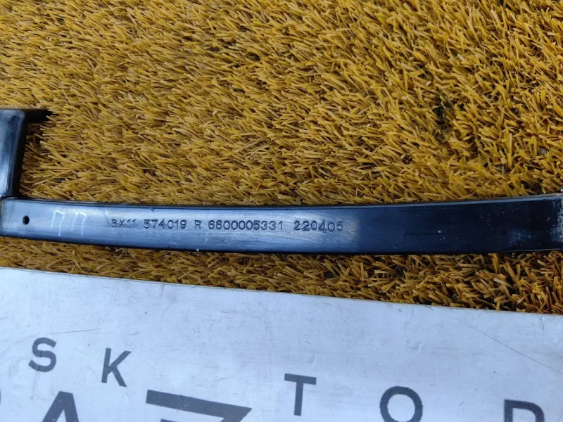 Направляющая стекла двери