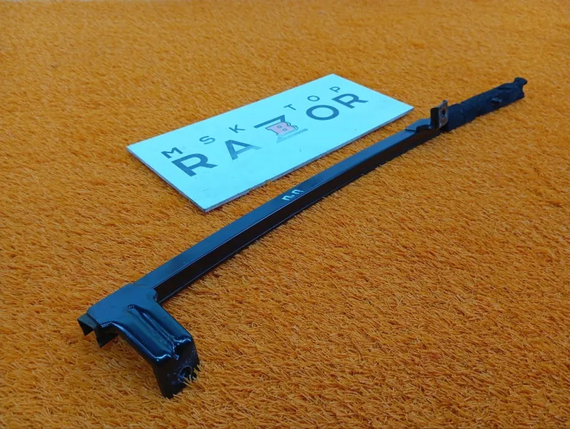 Направляющая стекла двери