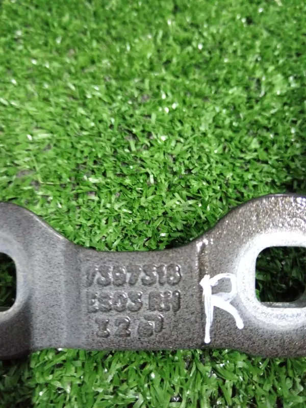 Петля двери багажника