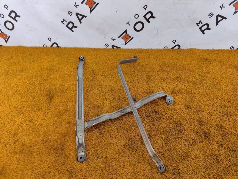 Крепление топливного бака