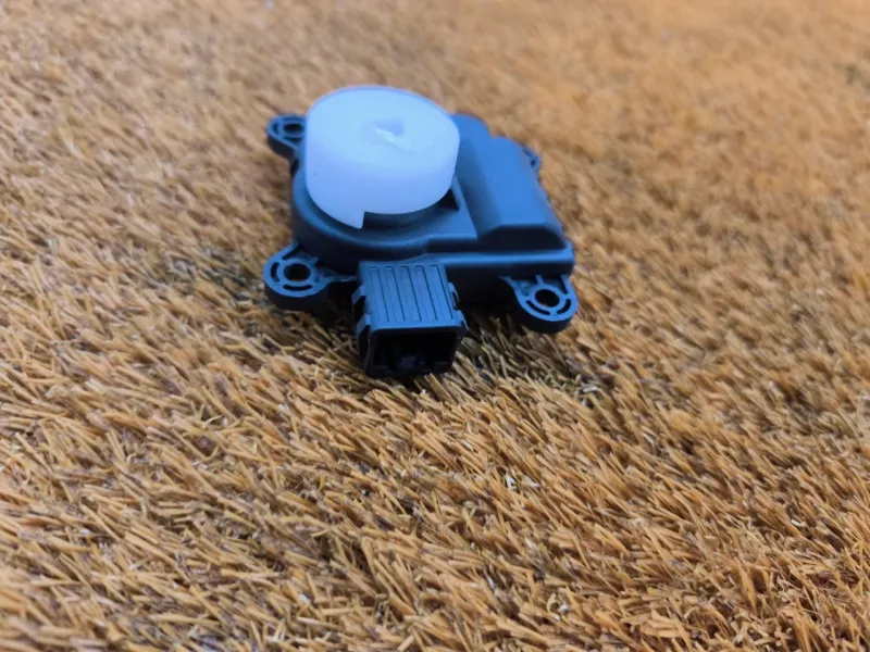 Сервопривод заслонок печки