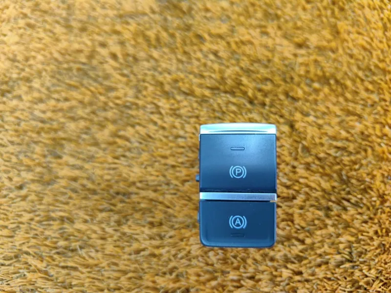 Кнопка стояночного тормоза