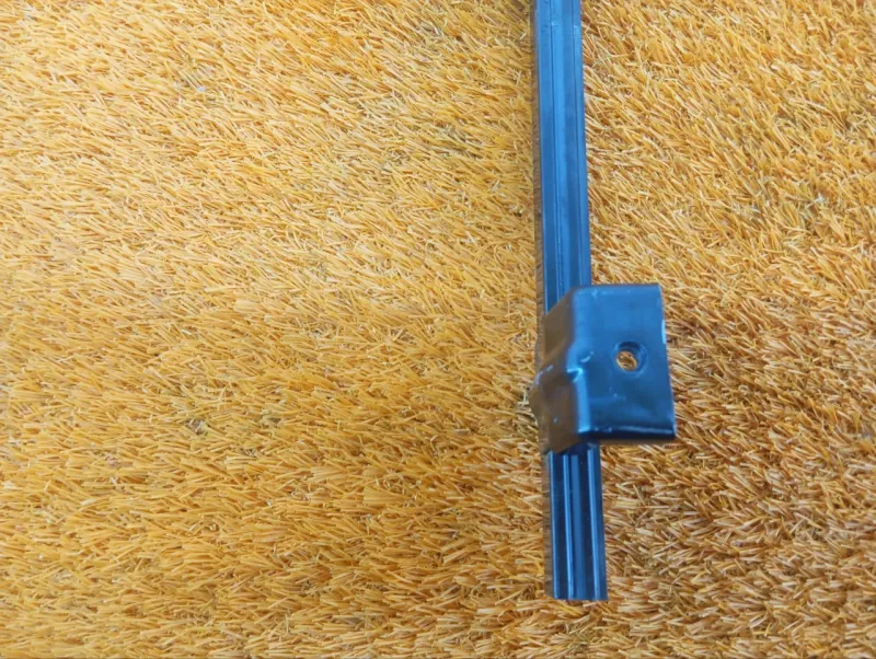 Направляющая стекла двери