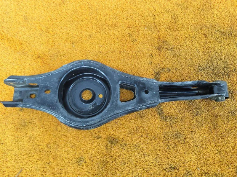 Рычаг подвески нижний