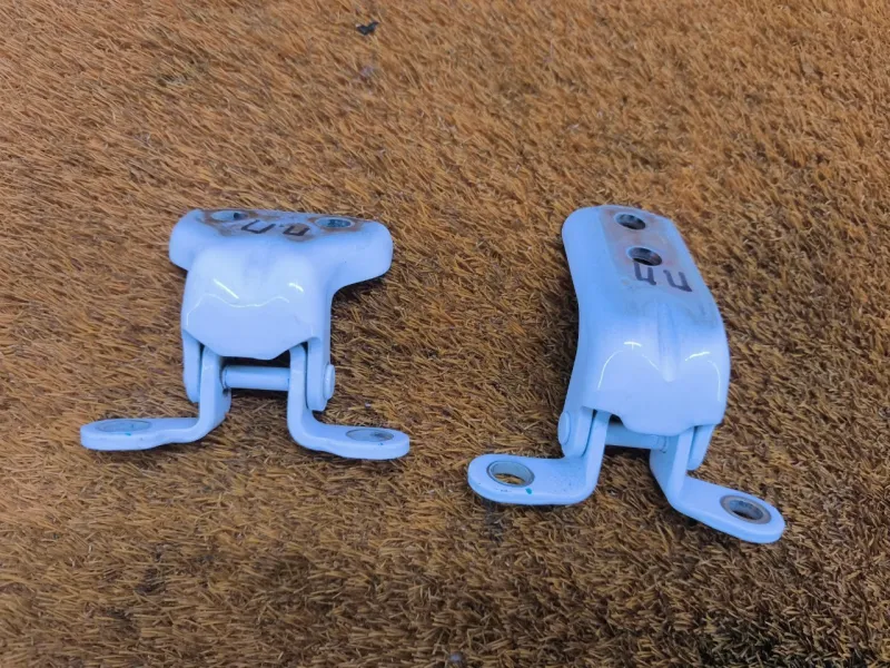 Петля двери