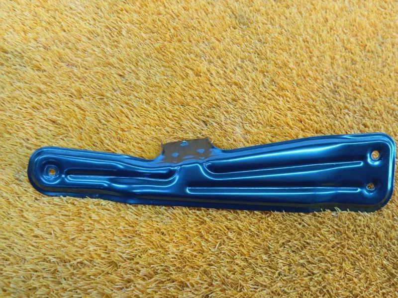 Кронштейн обшивки двери