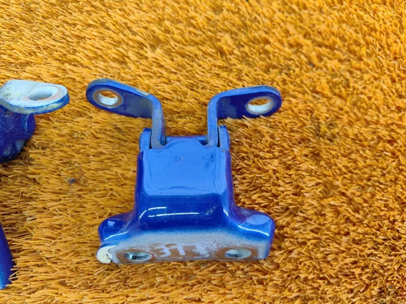 Петля двери