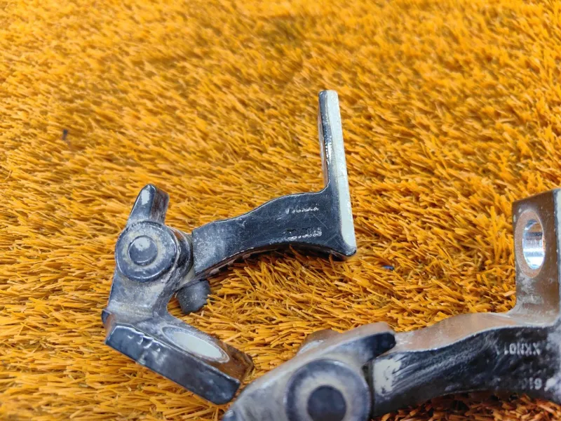 Петля двери