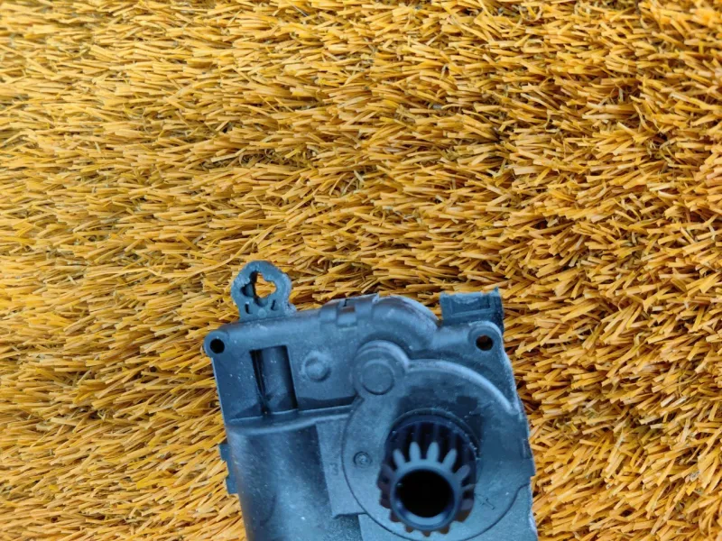 Сервопривод заслонок печки