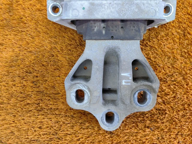 Подушка двигателя