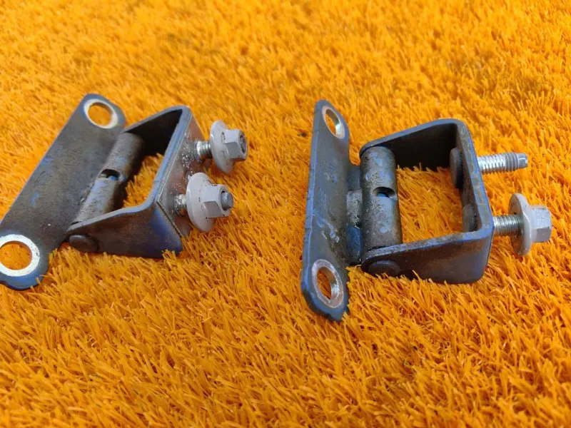 Петля двери багажника