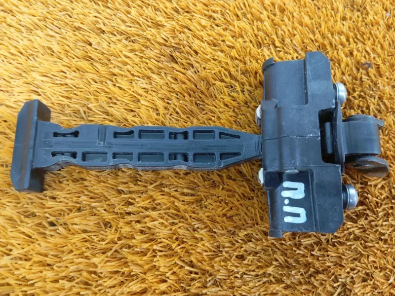 Ограничитель двери