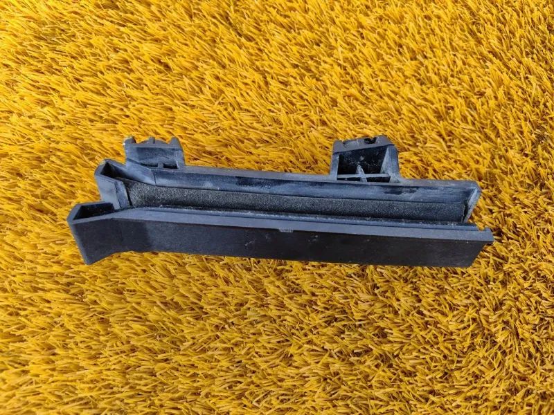 Направляющая стекла двери