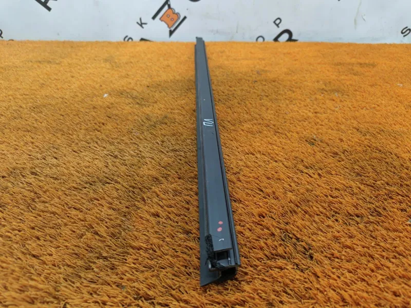 Уплотнитель стекла двери