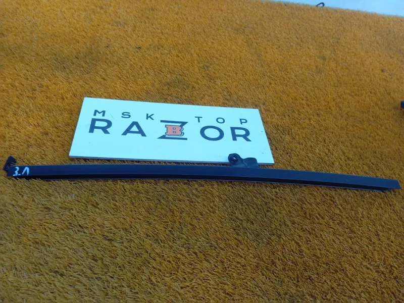 Направляющая стекла двери