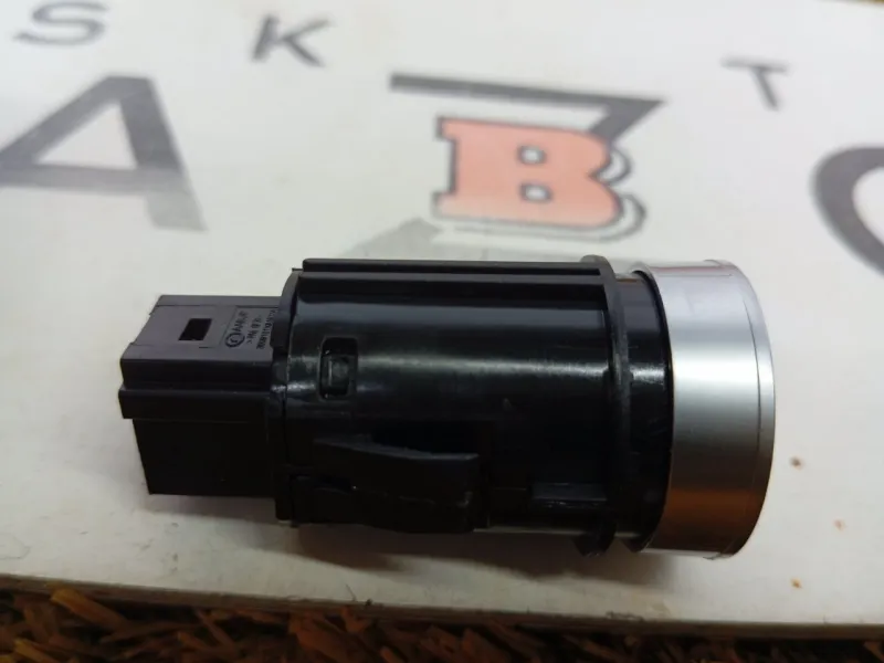 Кнопка запуска двигателя