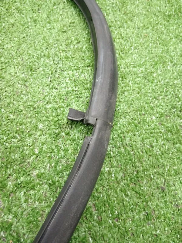 Уплотнительная резинка боковой двери