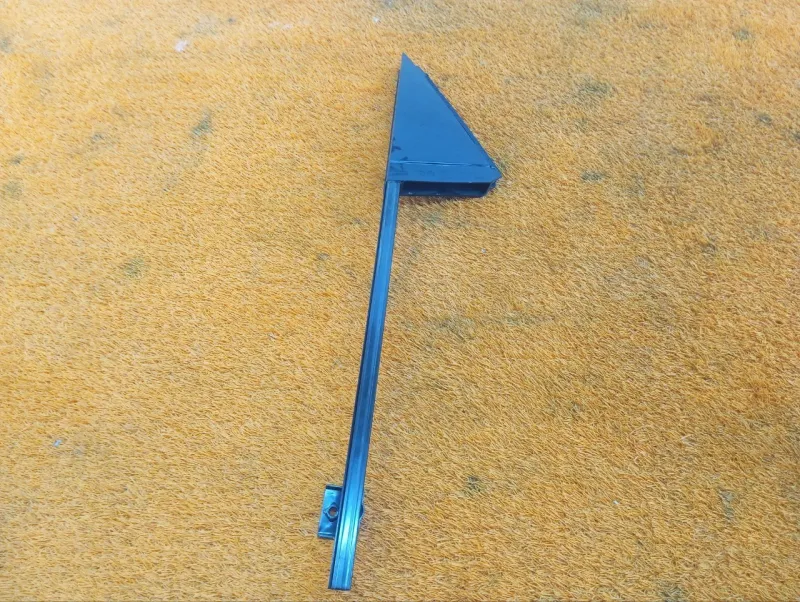 Направляющая стекла двери