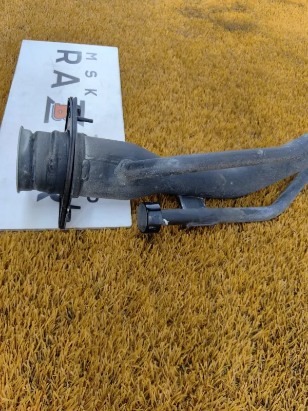 Горловина топливного бака