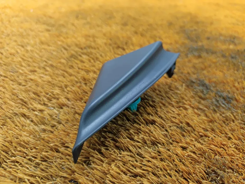 Уголок двери