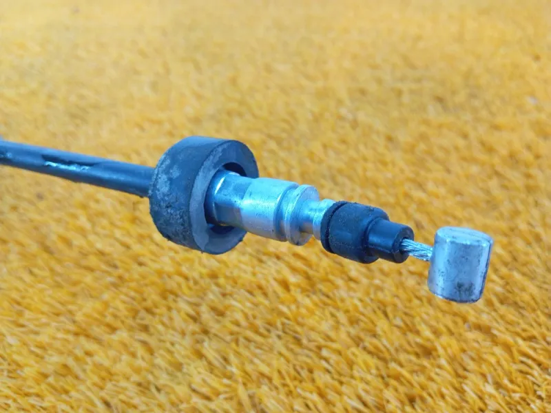 Трос стояночного тормоза