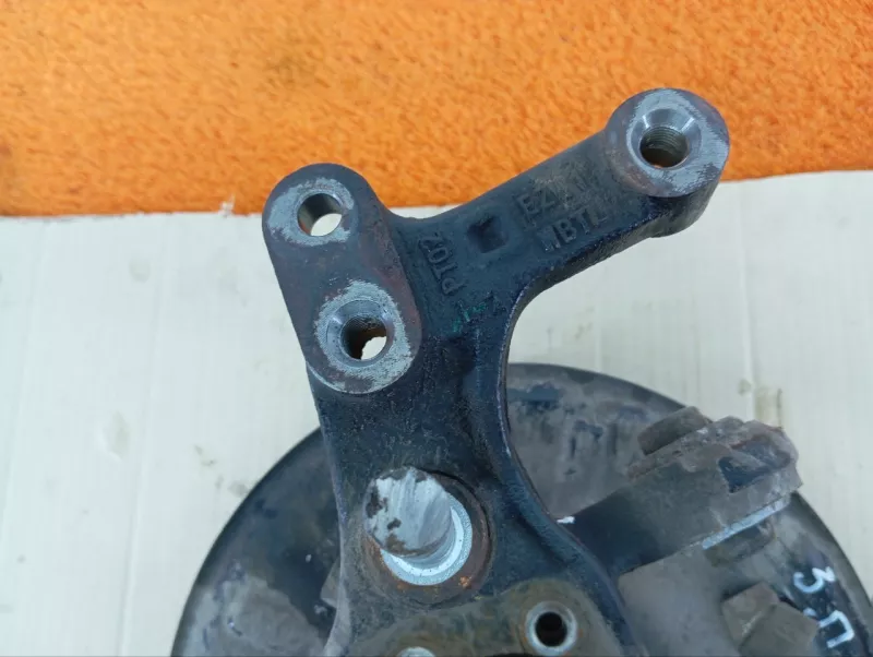 Кулак поворотный