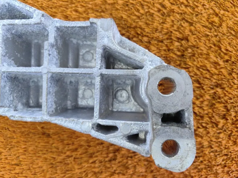 Кронштейн опоры двигателя