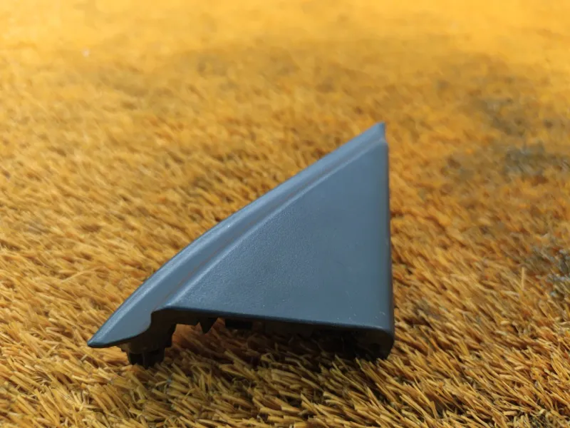 Уголок двери